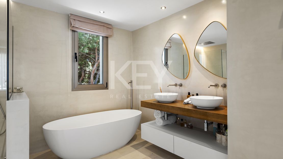 Exquisite 6-bedroom luxury villa with panoramic views in Hacienda Las Chapas, Marbella East