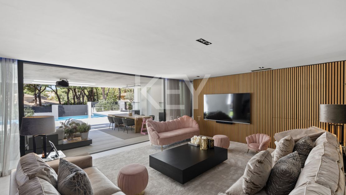 Exquisite 6-bedroom luxury villa with panoramic views in Hacienda Las Chapas, Marbella East