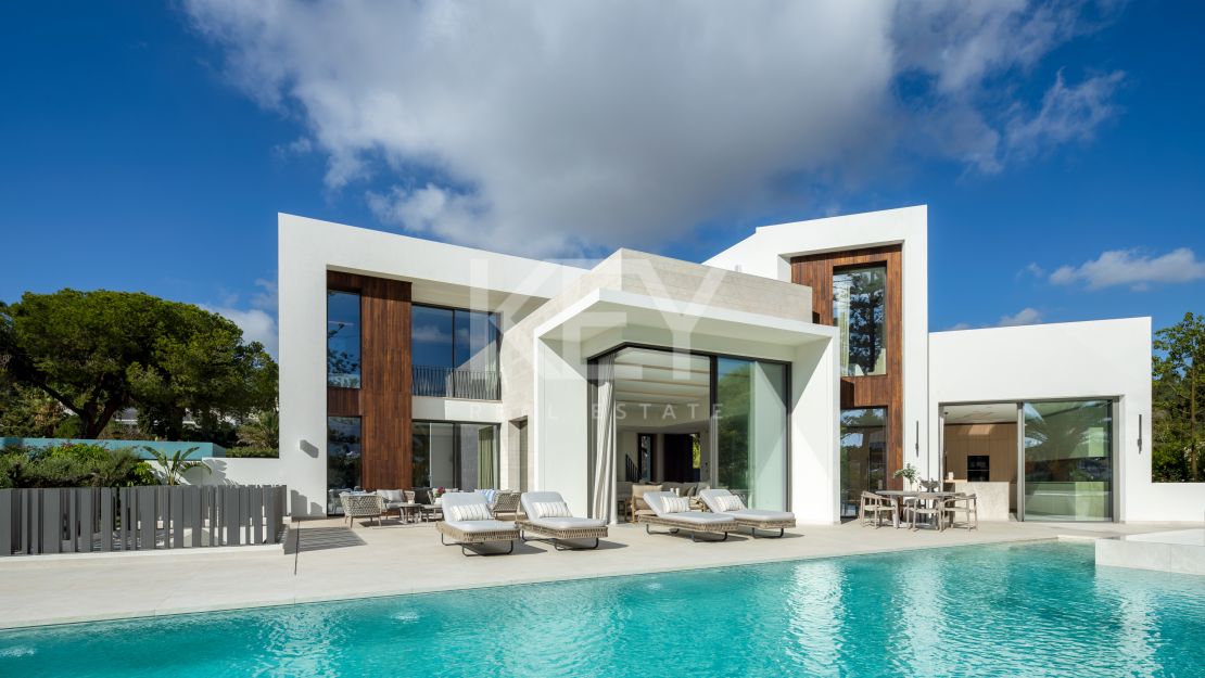 Frontline golf gilla with stunning views in Nueva Andalucía, Marbella