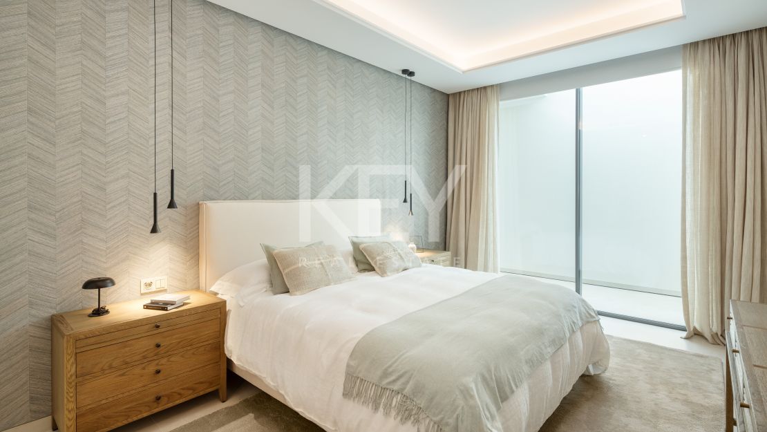 Frontline golf gilla with stunning views in Nueva Andalucía, Marbella