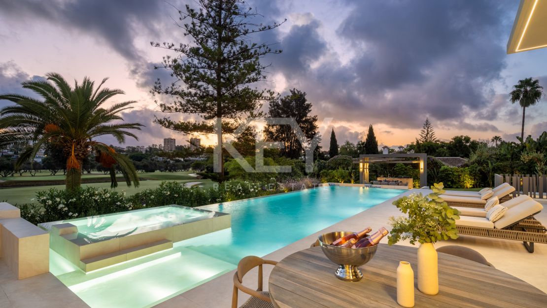 Frontline golf gilla with stunning views in Nueva Andalucía, Marbella