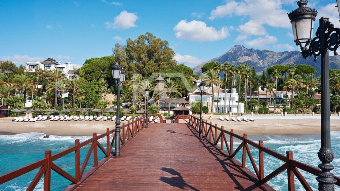 Frontline golf gilla with stunning views in Nueva Andalucía, Marbella