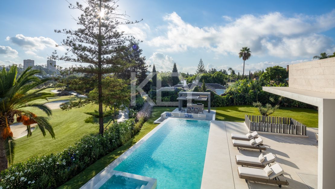 Frontline golf gilla with stunning views in Nueva Andalucía, Marbella