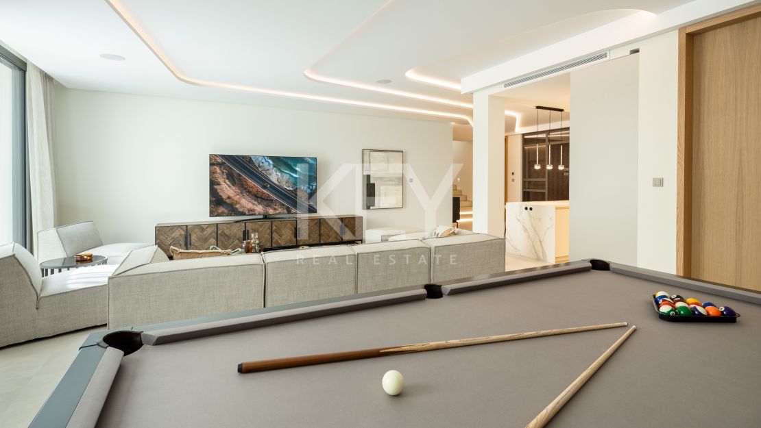 Frontline golf gilla with stunning views in Nueva Andalucía, Marbella