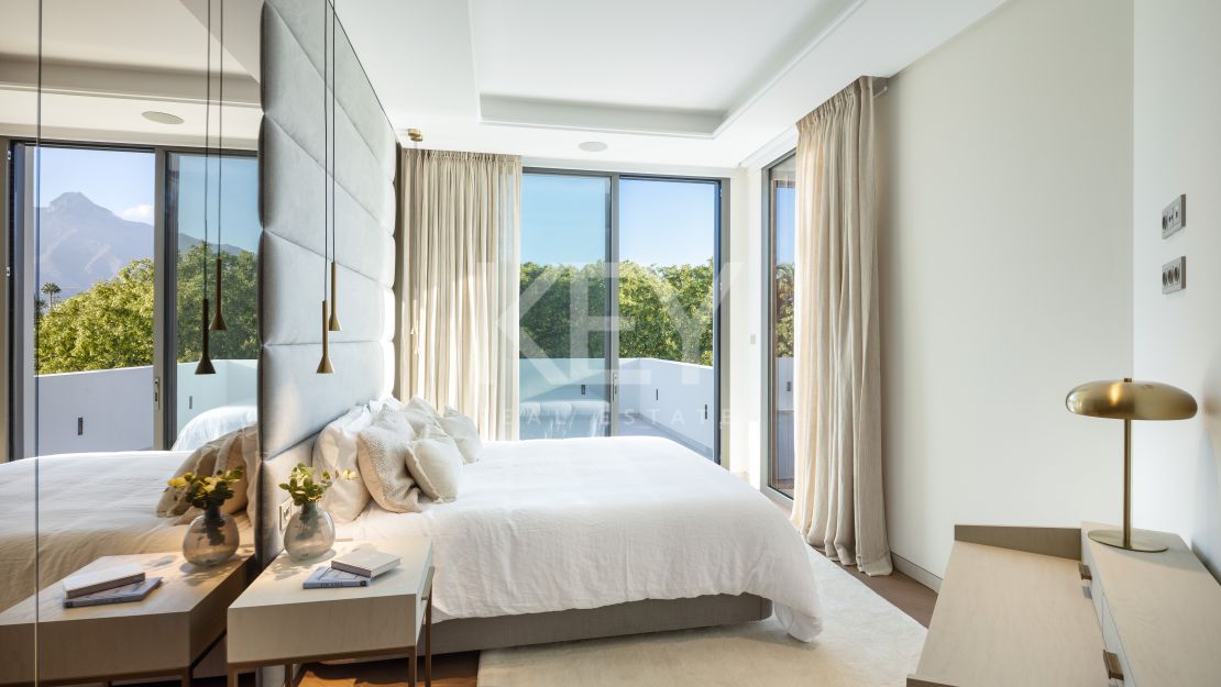 Frontline golf gilla with stunning views in Nueva Andalucía, Marbella