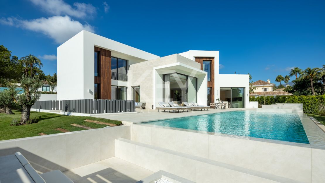 Frontline golf gilla with stunning views in Nueva Andalucía, Marbella