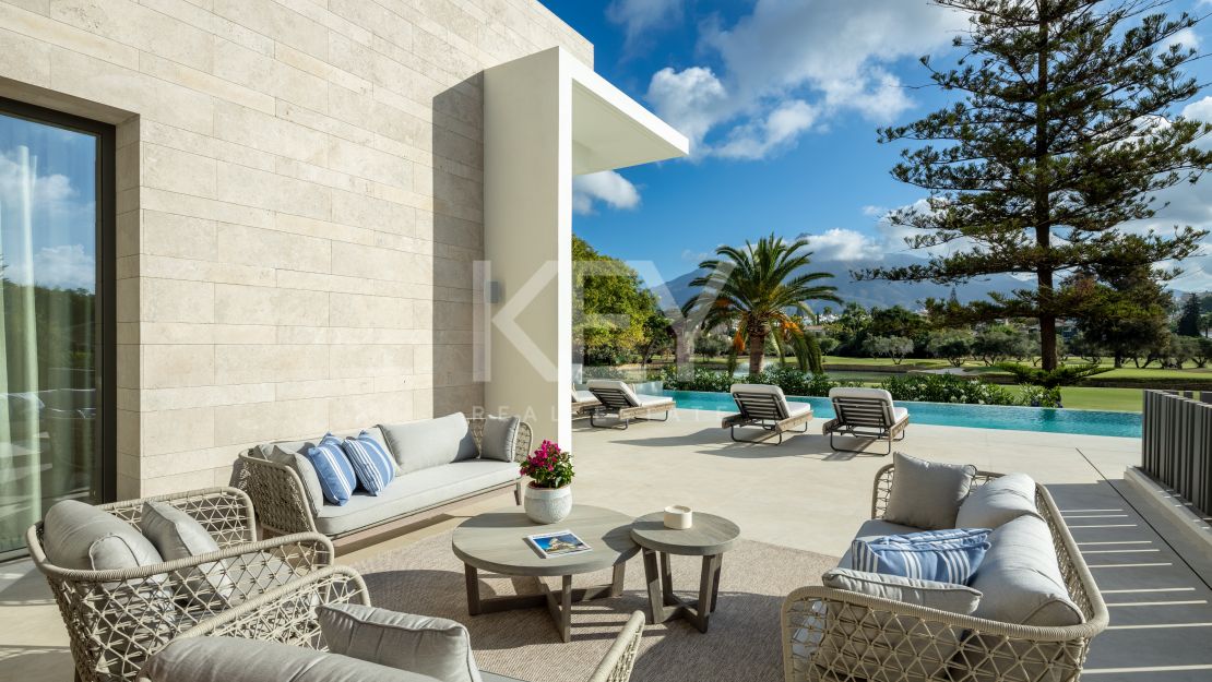 Frontline golf gilla with stunning views in Nueva Andalucía, Marbella