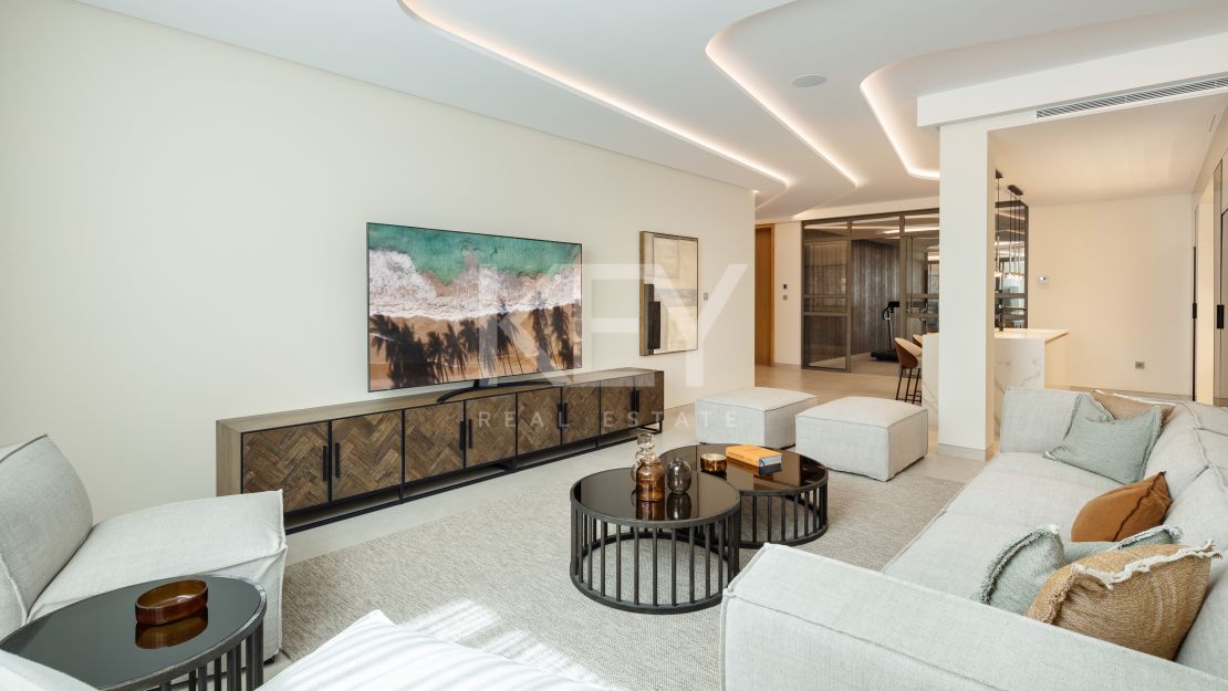 Frontline golf gilla with stunning views in Nueva Andalucía, Marbella