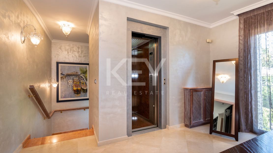 Luxury beachside Villa in Bahia de Marbella, Marbella East