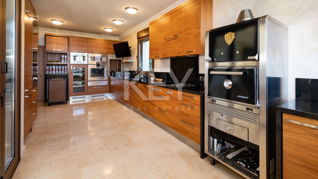 Luxury beachside Villa in Bahia de Marbella, Marbella East