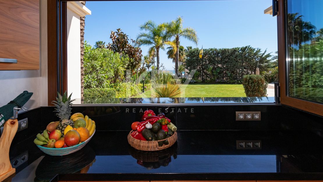 Luxury beachside Villa in Bahia de Marbella, Marbella East