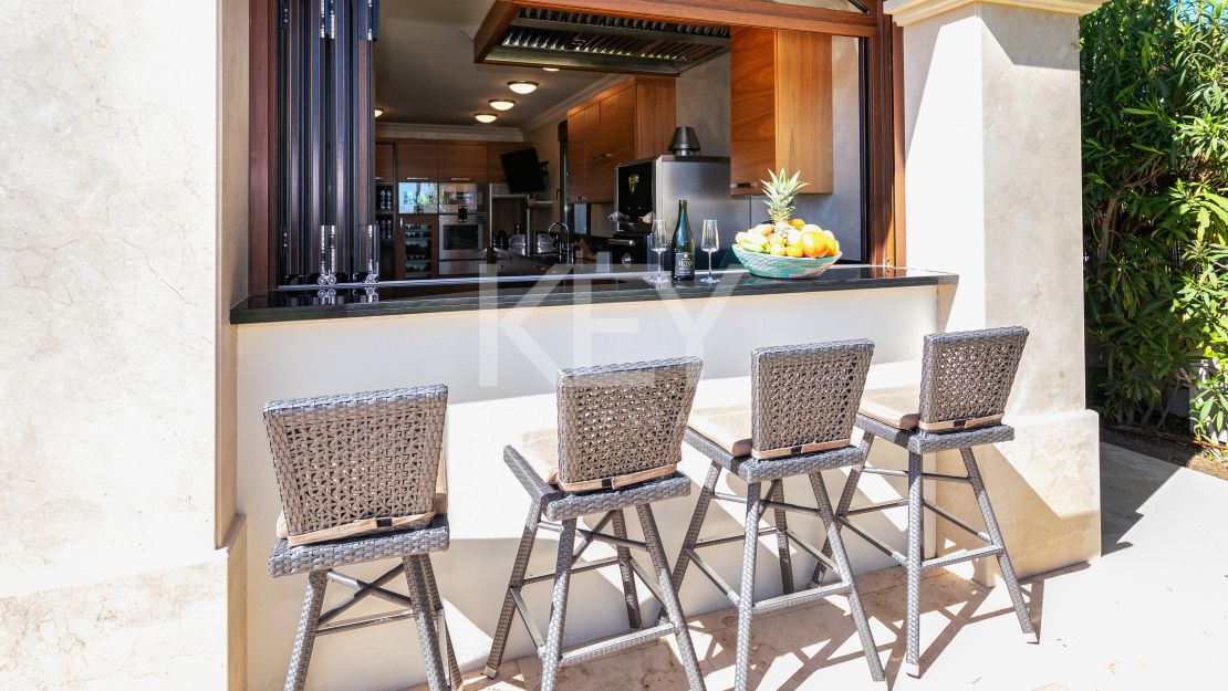 Luxury beachside Villa in Bahia de Marbella, Marbella East
