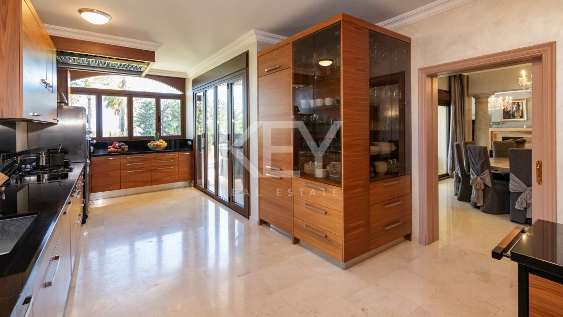Luxury beachside Villa in Bahia de Marbella, Marbella East