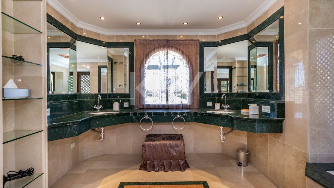Luxury beachside Villa in Bahia de Marbella, Marbella East