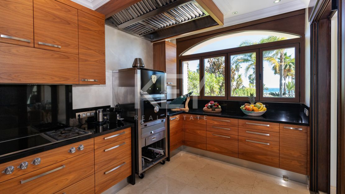 Luxury beachside Villa in Bahia de Marbella, Marbella East