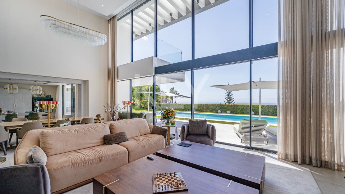 Frontline golf villa with panoramic sea and mountain views in Los Arqueros, Benahavis