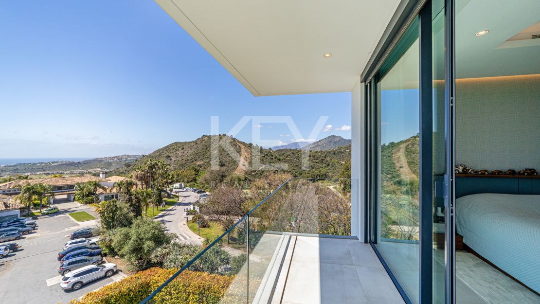 Frontline golf villa with panoramic sea and mountain views in Los Arqueros, Benahavis