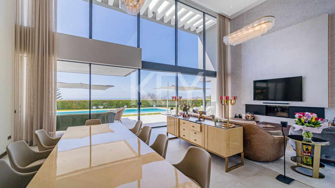 Frontline golf villa with panoramic sea and mountain views in Los Arqueros, Benahavis