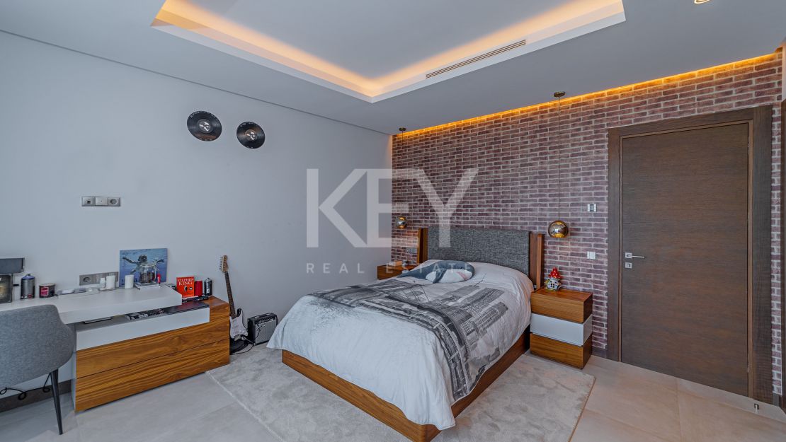 Frontline golf villa with panoramic sea and mountain views in Los Arqueros, Benahavis