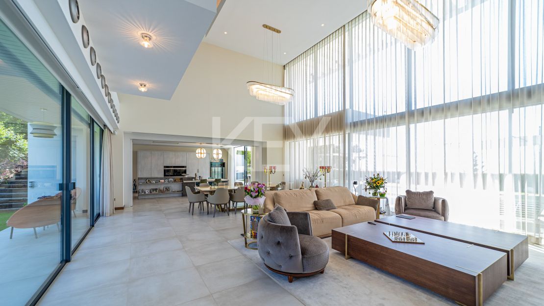 Frontline golf villa with panoramic sea and mountain views in Los Arqueros, Benahavis