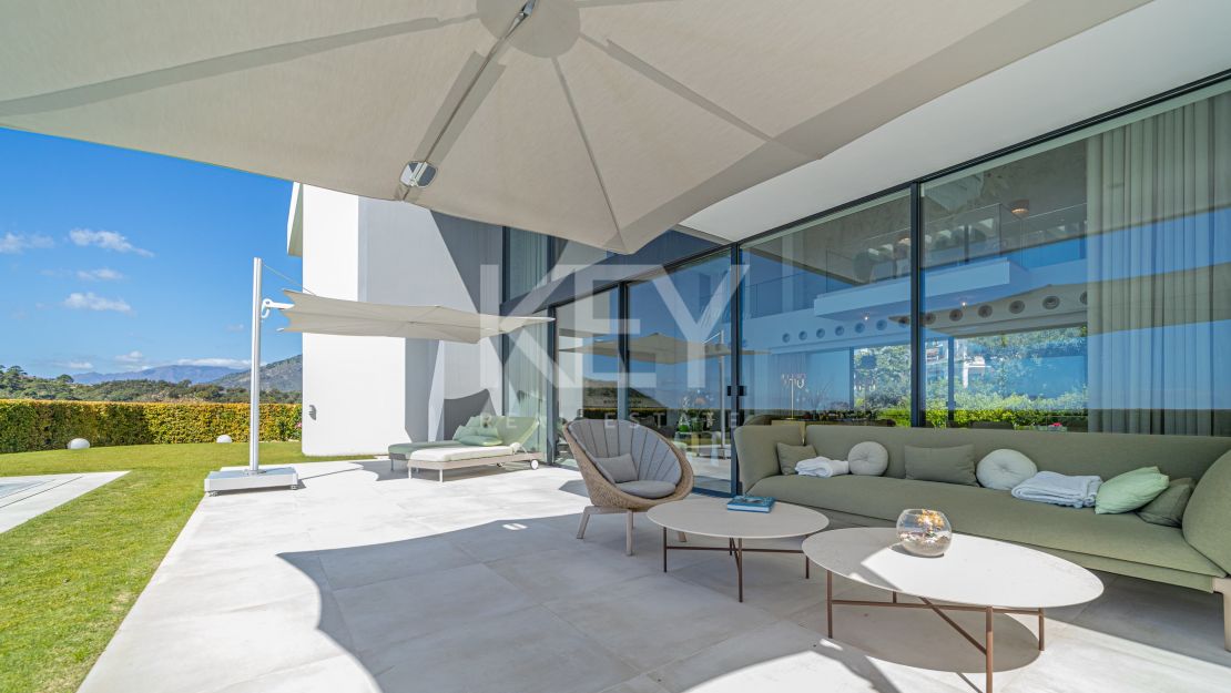 Frontline golf villa with panoramic sea and mountain views in Los Arqueros, Benahavis