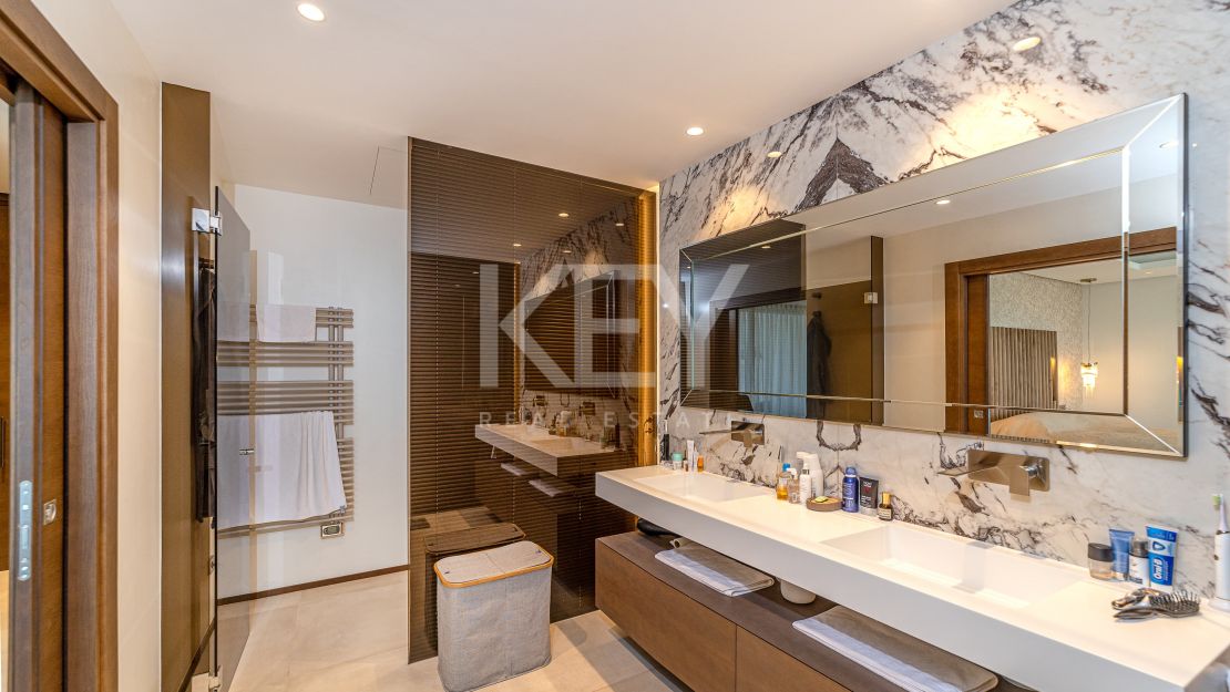 Frontline golf villa with panoramic sea and mountain views in Los Arqueros, Benahavis