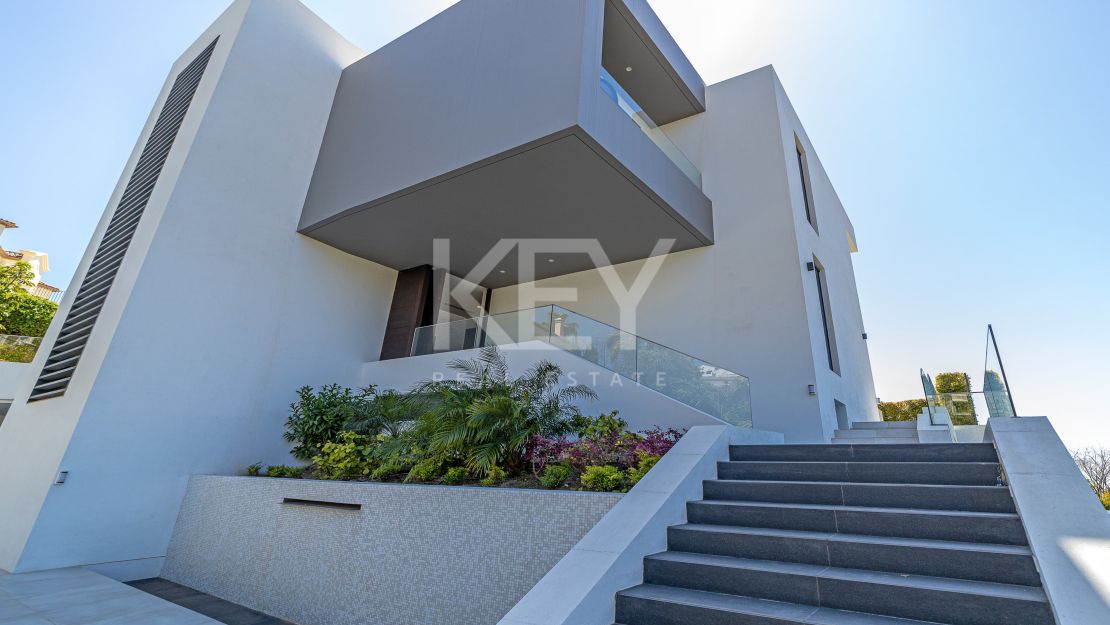 Frontline golf villa with panoramic sea and mountain views in Los Arqueros, Benahavis