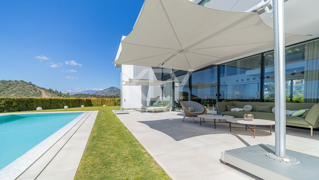 Frontline golf villa with panoramic sea and mountain views in Los Arqueros, Benahavis