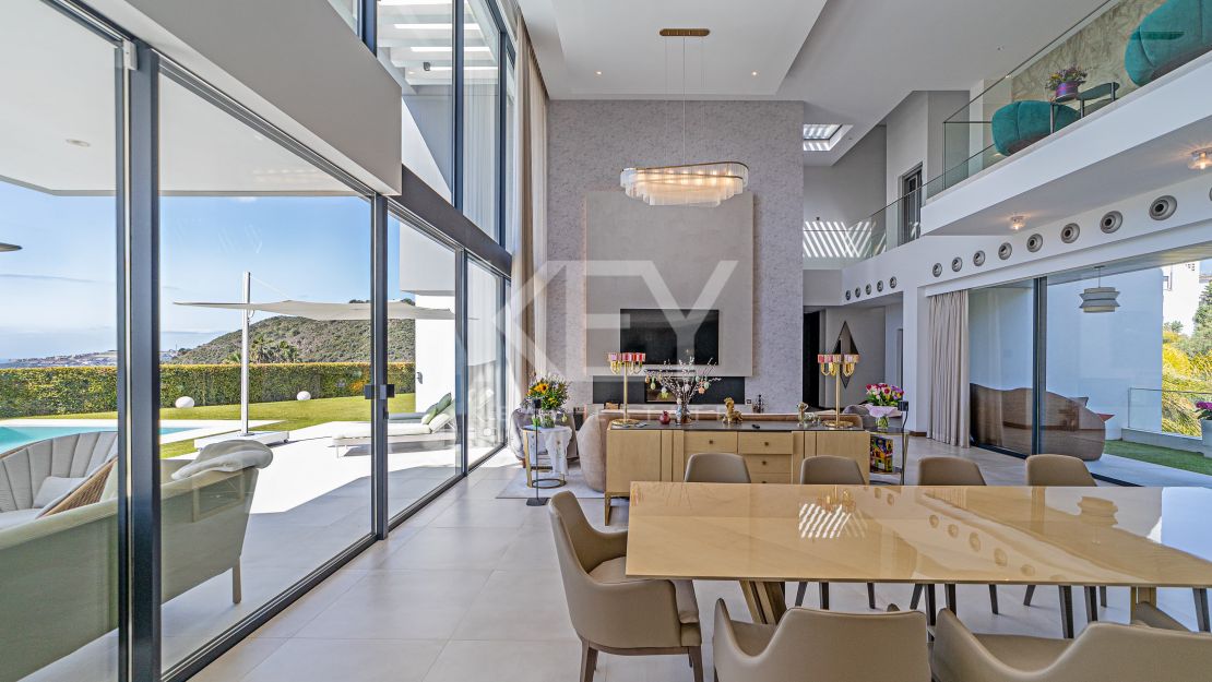 Frontline golf villa with panoramic sea and mountain views in Los Arqueros, Benahavis