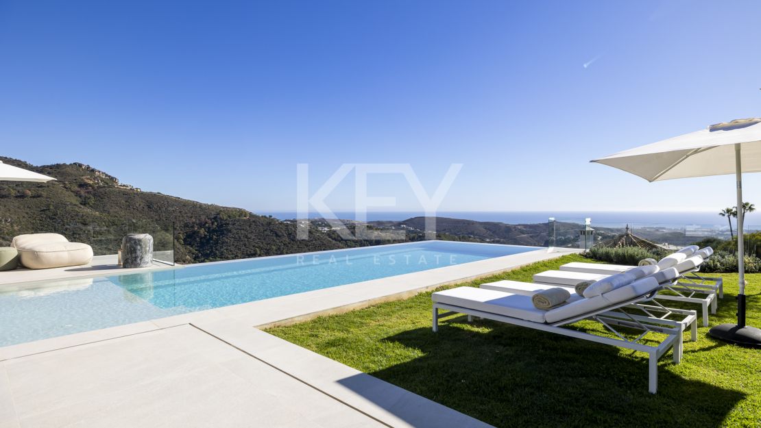 Exclusive contemporary villa with infinity heated pool in Monte Mayor, Benahavís