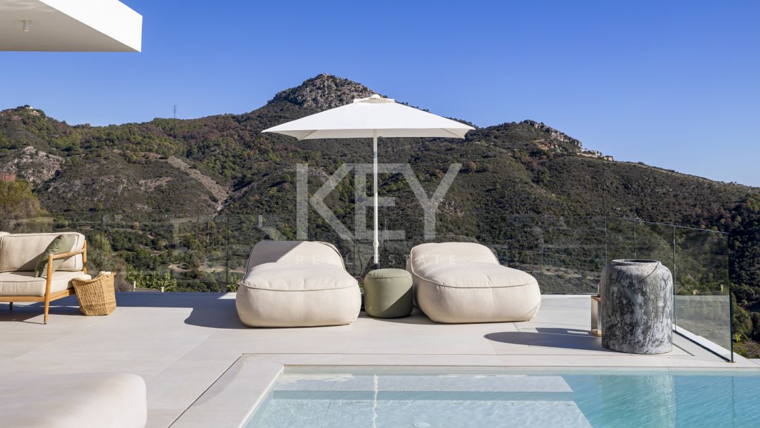 Exclusive contemporary villa with infinity heated pool in Monte Mayor, Benahavís