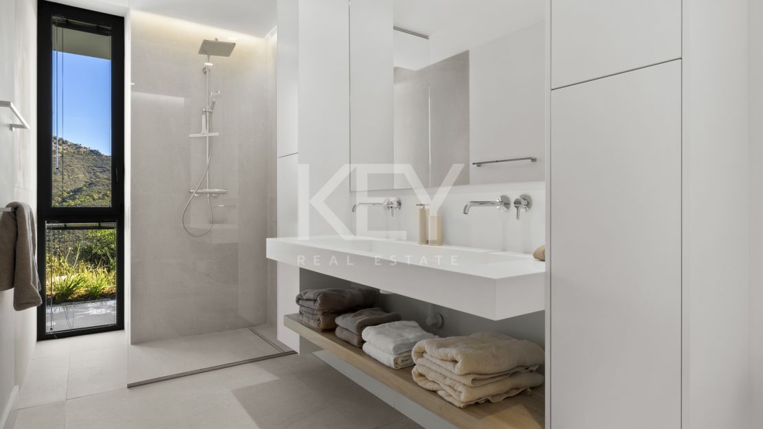 Exclusive contemporary villa with infinity heated pool in Monte Mayor, Benahavís