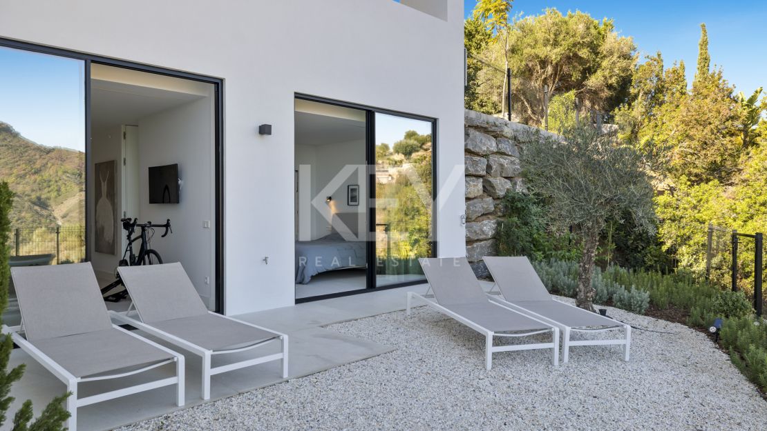 Exclusive contemporary villa with infinity heated pool in Monte Mayor, Benahavís