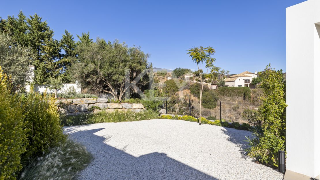 Exclusive contemporary villa with infinity heated pool in Monte Mayor, Benahavís