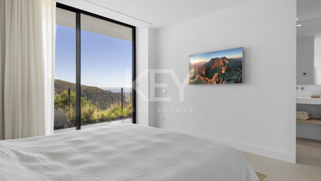 Exclusive contemporary villa with infinity heated pool in Monte Mayor, Benahavís
