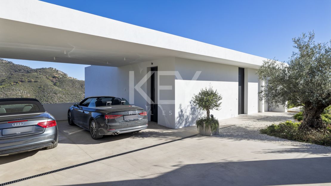 Exclusive contemporary villa with infinity heated pool in Monte Mayor, Benahavís