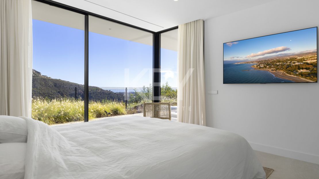 Exclusive contemporary villa with infinity heated pool in Monte Mayor, Benahavís