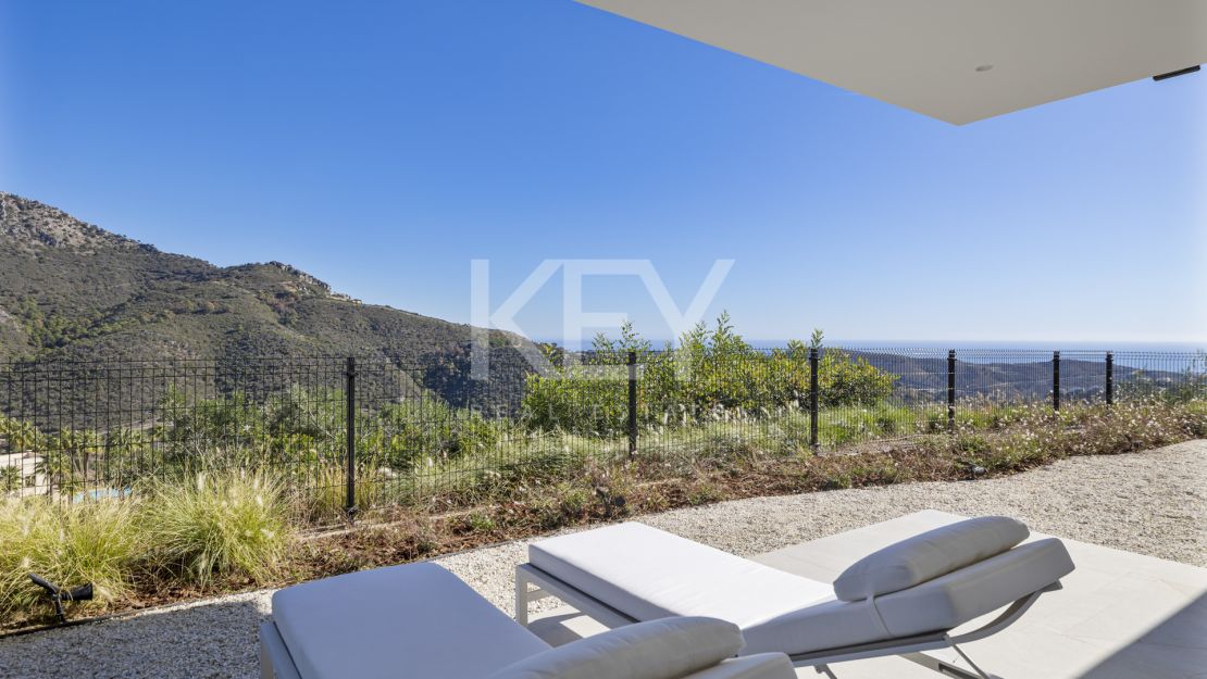 Exclusive contemporary villa with infinity heated pool in Monte Mayor, Benahavís