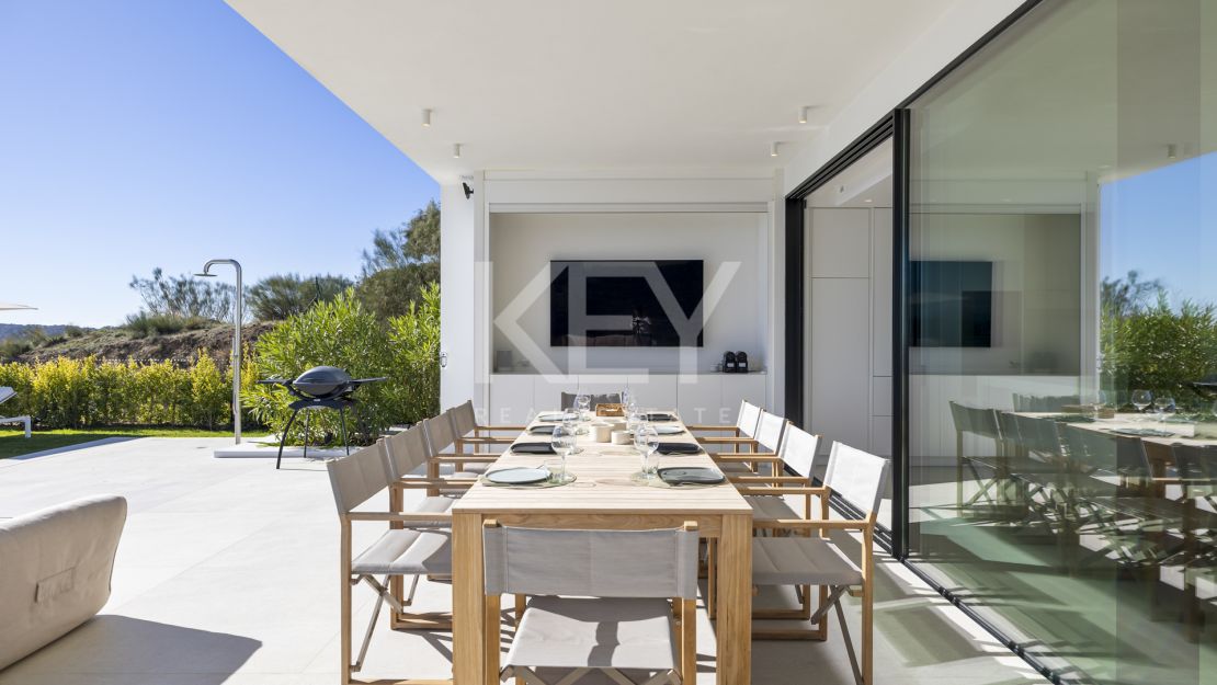 Exclusive contemporary villa with infinity heated pool in Monte Mayor, Benahavís