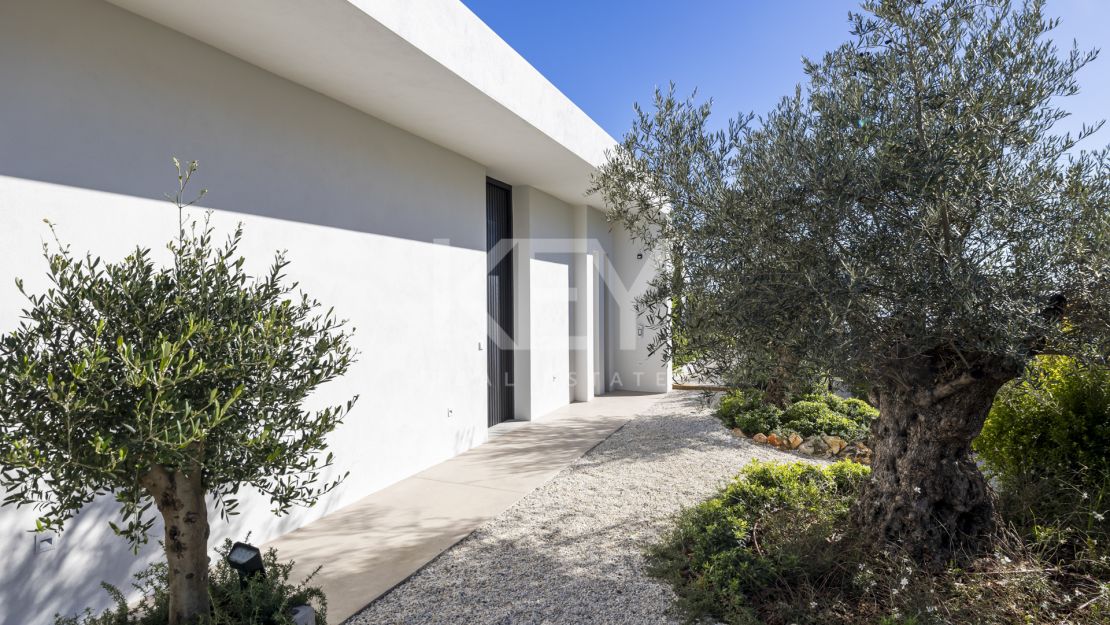 Exclusive contemporary villa with infinity heated pool in Monte Mayor, Benahavís