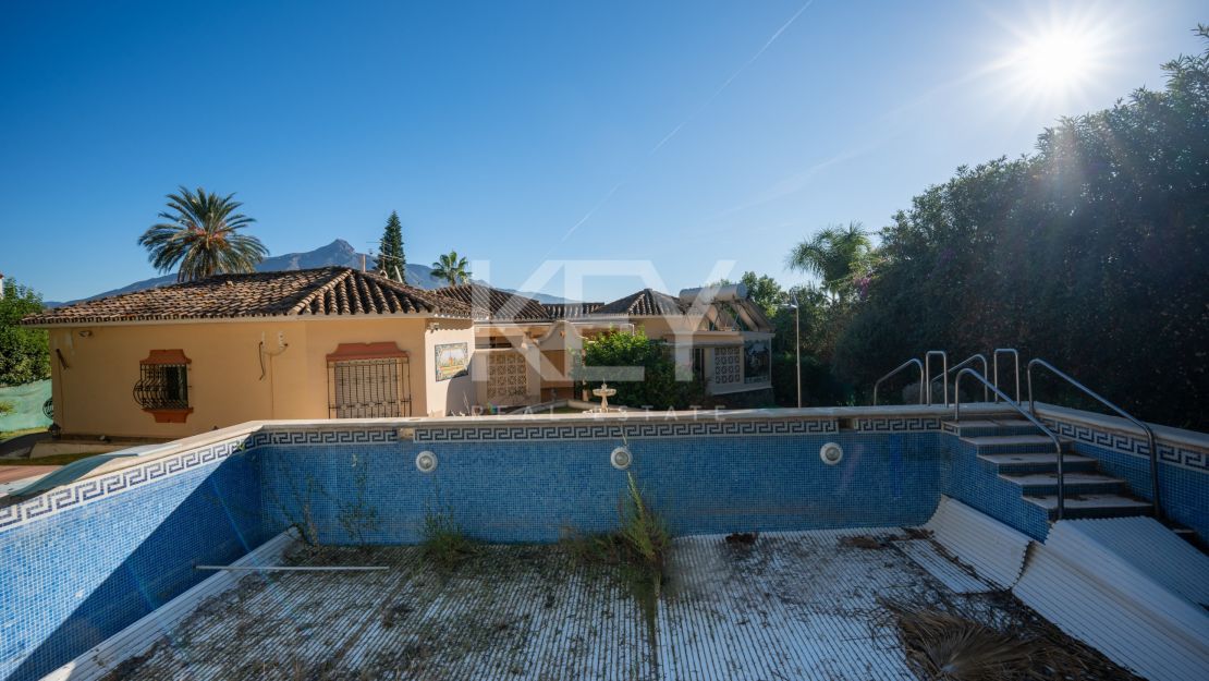 Exclusive villa project with panoramic views in Nueva Andalucía's Golf Valley