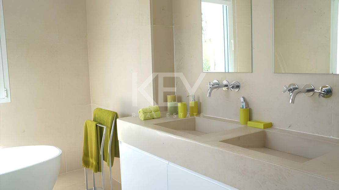 Charming Andalusian villa on the first line golf  and very close to the sea in Casasola, Estepona