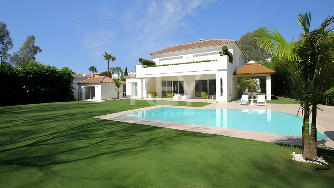 Charming Andalusian villa on the first line golf  and very close to the sea in Casasola, Estepona