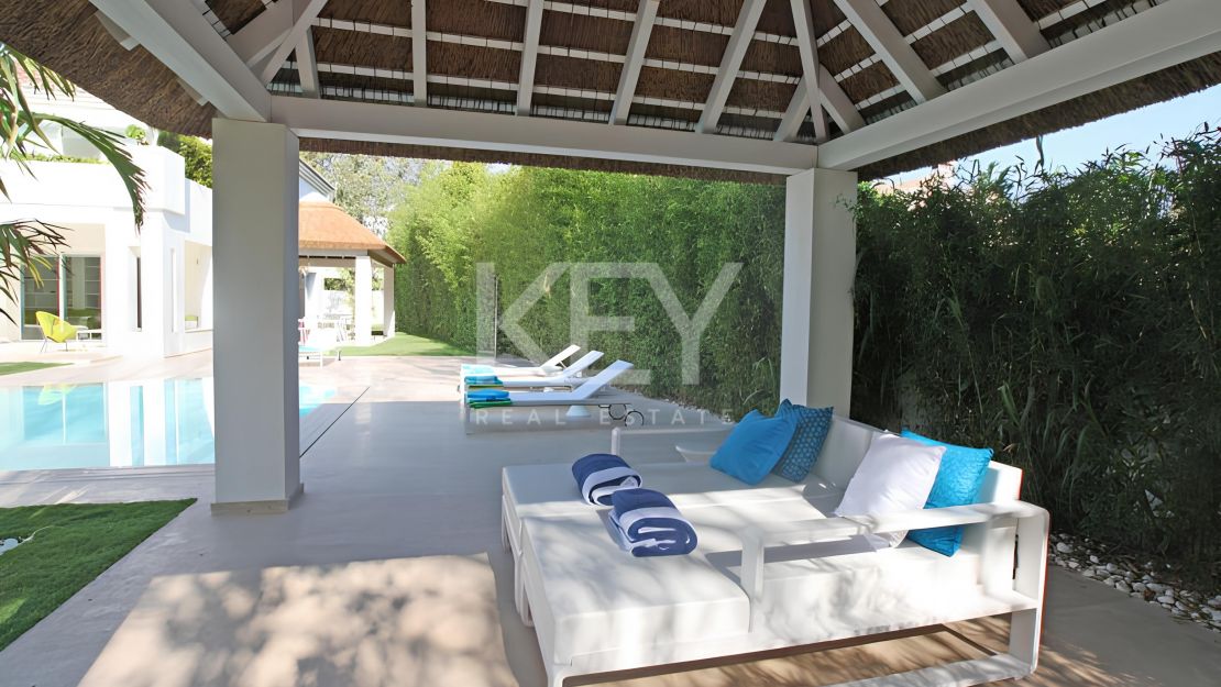 Charming Andalusian villa on the first line golf  and very close to the sea in Casasola, Estepona