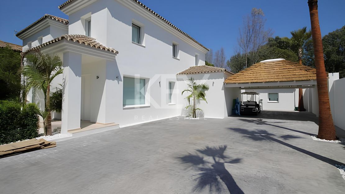 Charming Andalusian villa on the first line golf  and very close to the sea in Casasola, Estepona