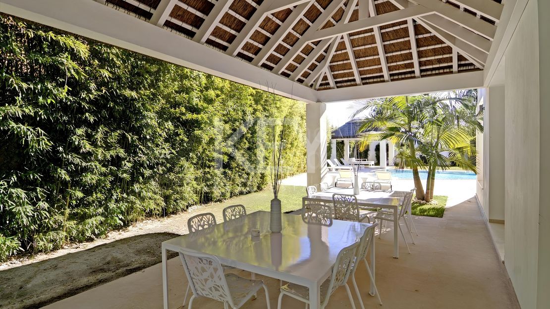 Charming Andalusian villa on the first line golf  and very close to the sea in Casasola, Estepona