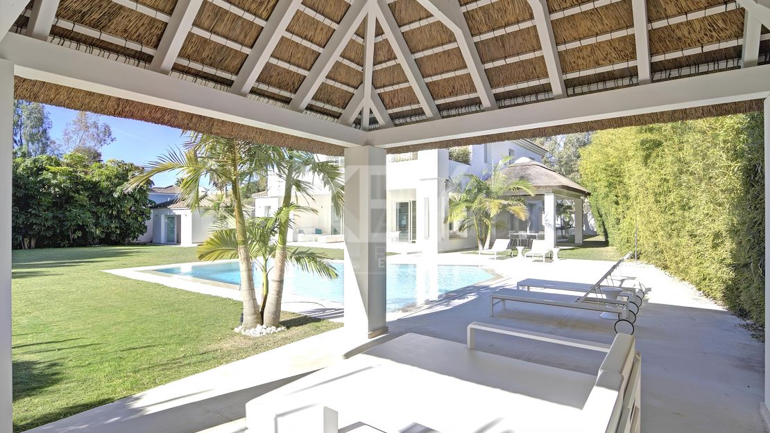 Charming Andalusian villa on the first line golf  and very close to the sea in Casasola, Estepona