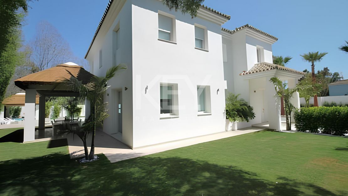 Charming Andalusian villa on the first line golf  and very close to the sea in Casasola, Estepona