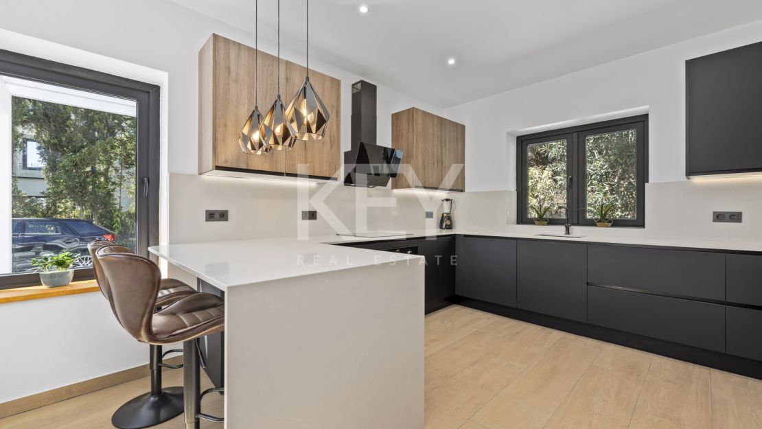 Villa de 5 dormitorios en El Paraíso Alto, Estepona