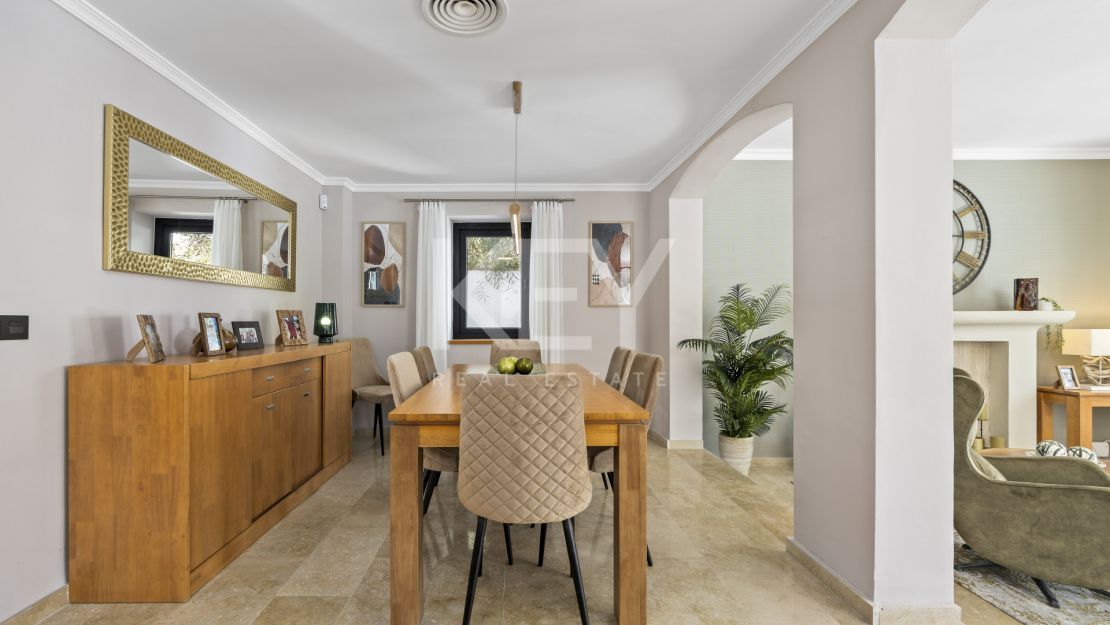 Villa de 5 dormitorios en El Paraíso Alto, Estepona